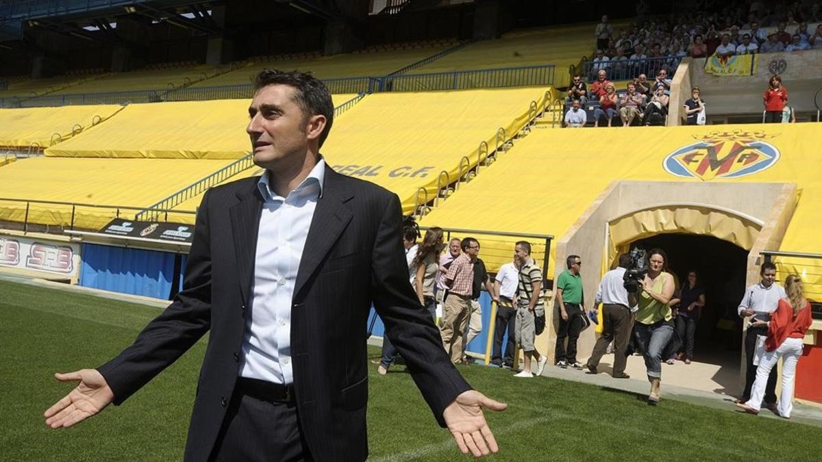 Ernesto Valverde pisa el césped de El Madrigal el 3 de junio del 2009, fecha en la que fue presentado como entrenador del Villarreal.