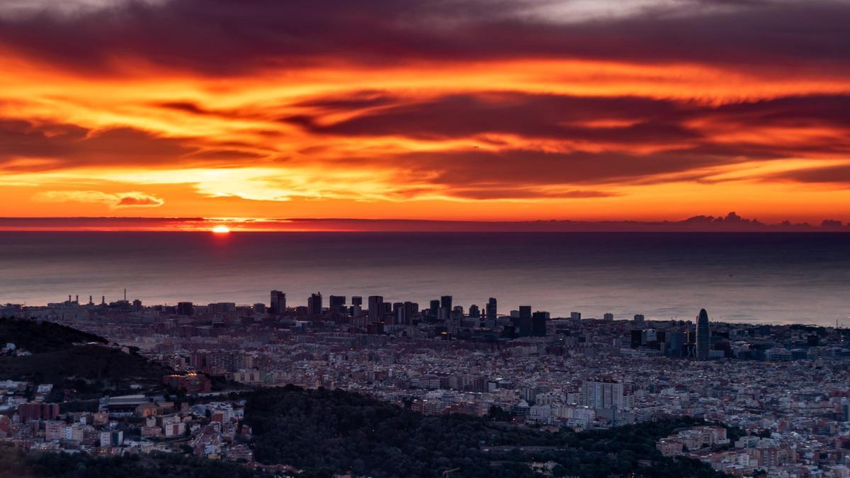 Bella y fotogénica salida del Sol en Barcelona, el 11 de marzo del 2024, con presencia de algunas nubes medias en el horizonte