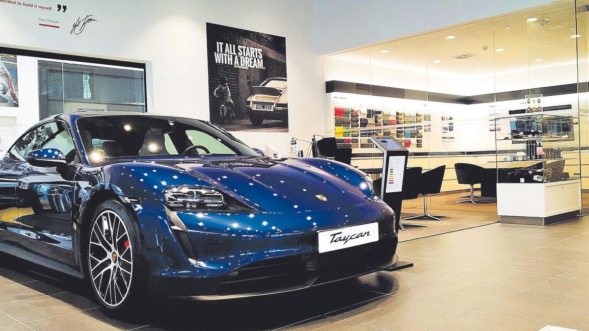 El nuevo Porsche Taycan, 100% eléctrico,  en el Centro Porsche A Coruña.