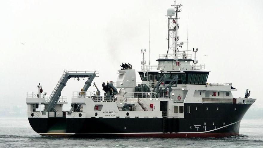 El buque oceanográfico argentino &quot;Víctor Angelescu&quot;, ayer, en el inicio de sus pruebas de mar. // Javier/JAC