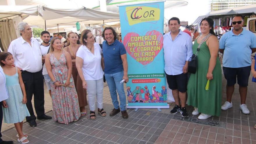 Antonio Torcuato y Blanca Torrent junto a propiearios de puestos del Mercadillo de Las Setas.