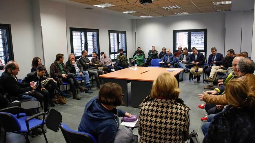 Participantes en la reunión de la plataforma en defensa del plan de vías de Gijón.