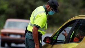 La Guardia Civil realiza controles de entrada de vehículos en una carretera de A Coruña.