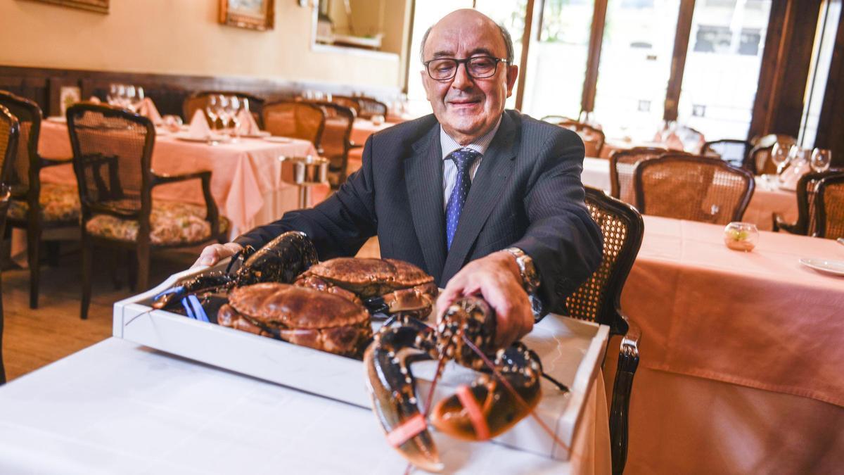 Abelardo Riazor, propietario de Casa Darío, con una bandeja con piezas del mar en su restaurante