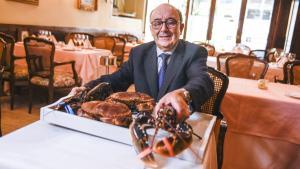 Abelardo Riazor, propietario de Casa Darío, con una bandeja con piezas del mar en su restaurante