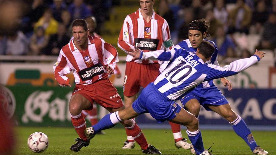 Simeone y Fernando Torres, con Fran y Duscher en 2004. |  LOC