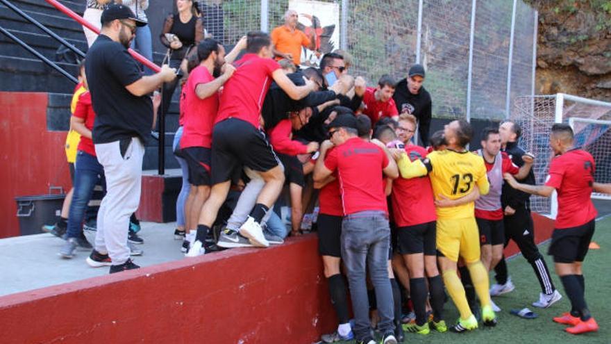 Los jugadores del Mensajero celebran con el público el gol de penalti de Omar en el último suspiro.