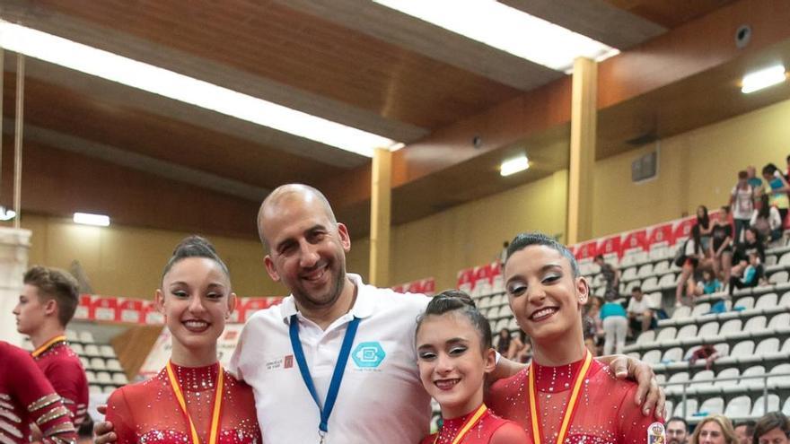 Jorge Méndez, con tres de sus gimnastas en el Flic Flac. // FdV