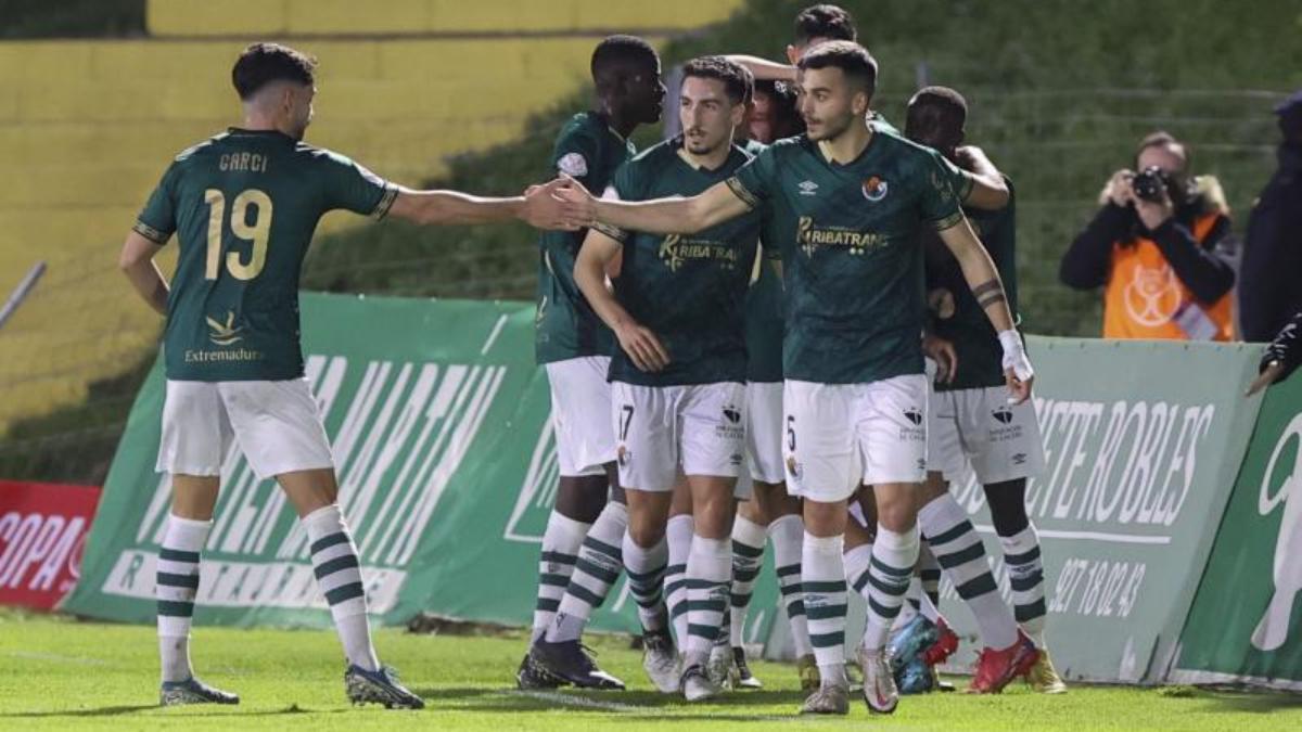 Los jugadores del Cacereño celebran su primer gol ante el Girona durante el partido de la segunda ronda de la Copa del Rey