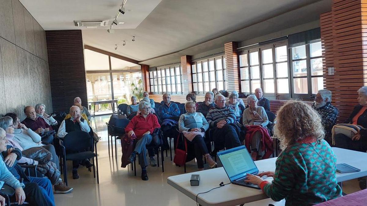 Una de les reunions amb la gent gran, en el marc de la diagnosi de l'envelliment al Solsonès