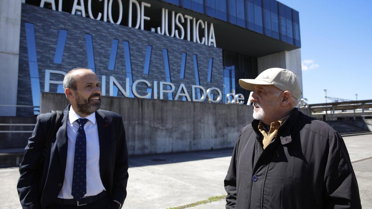 El padre Chus, a la derecha, junto a su abogado, Javier Díaz Dapena.
