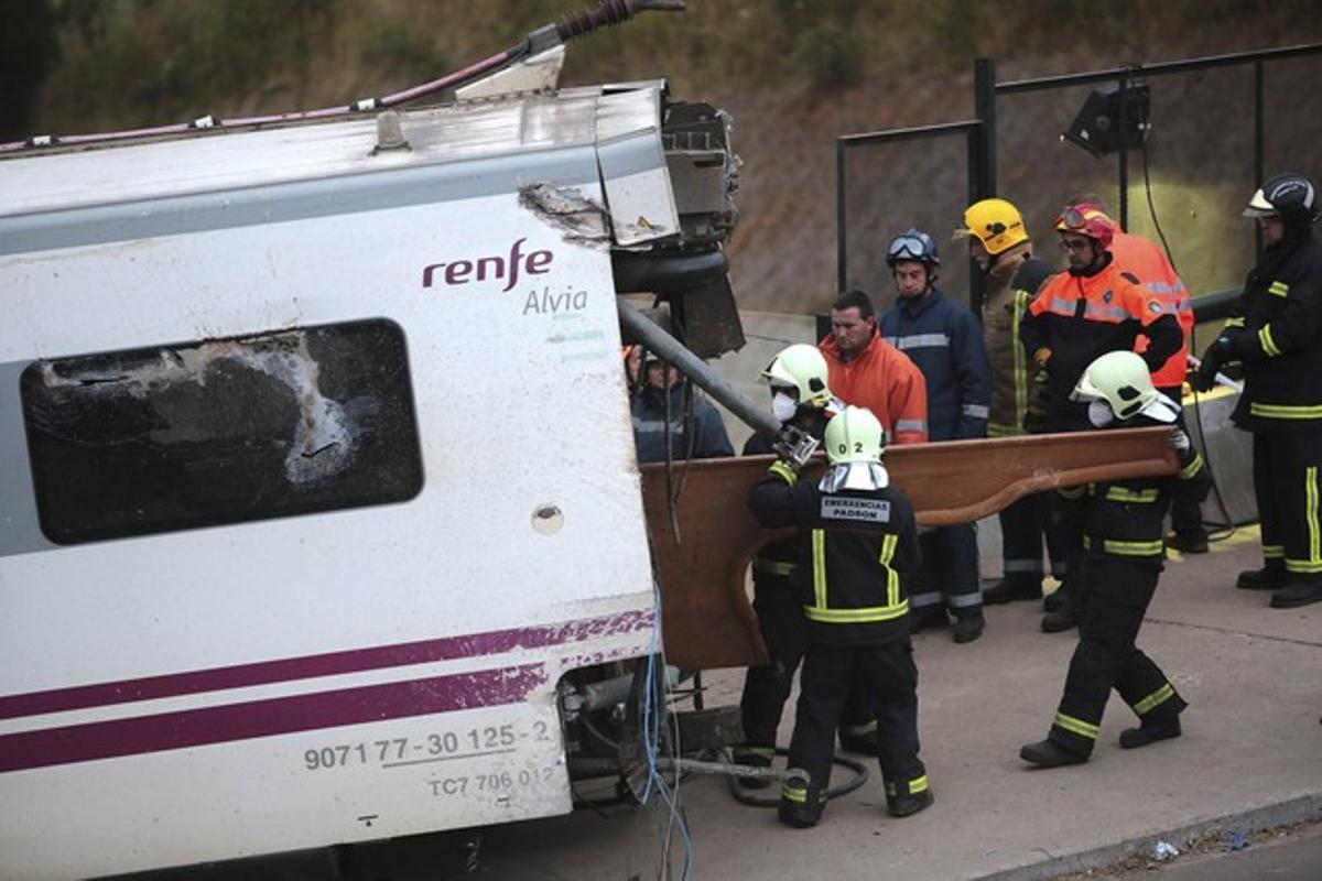 Bombers inspeccionen un dels vagons sinistrats aquest dijous al matí.