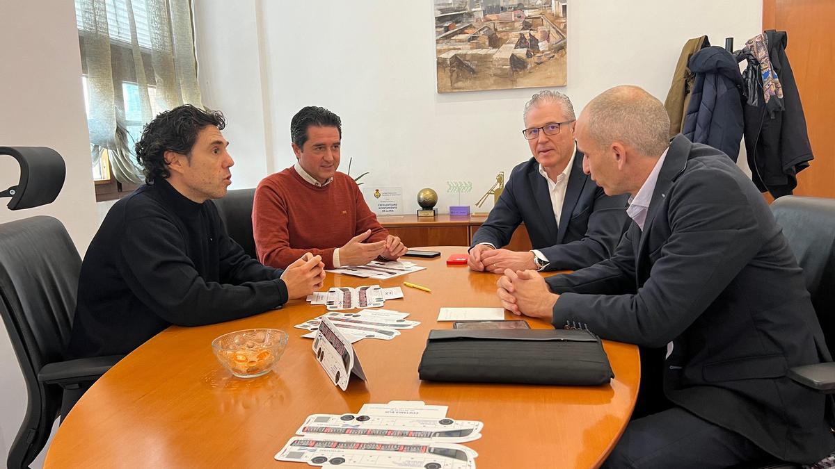 Joanma Miguel y Paco García durante la reunión con los representantes de la compañía concesionaria de transporte en Camp de Túria