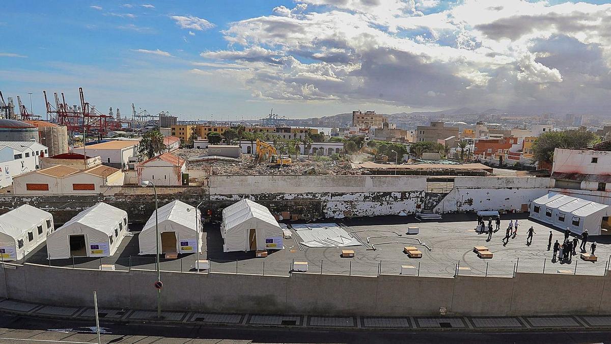 Trabajos en el antiguo cuartel Canarias 50, en La Isleta, para levantar un nuevo campamento para migrantes.