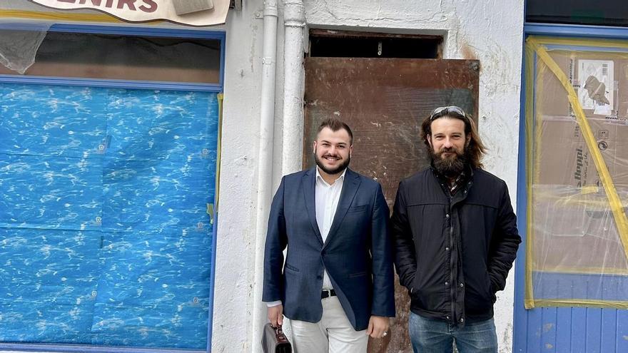 Vicent Riera, a la derecha y su abogado, Joan Carles Rodríguez Tur, en la vivienda desokupada.