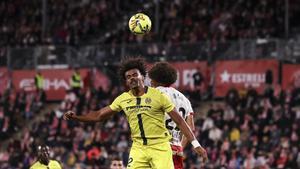 Renato Veiga, en un duelo aéreo junto a Axel Witsel