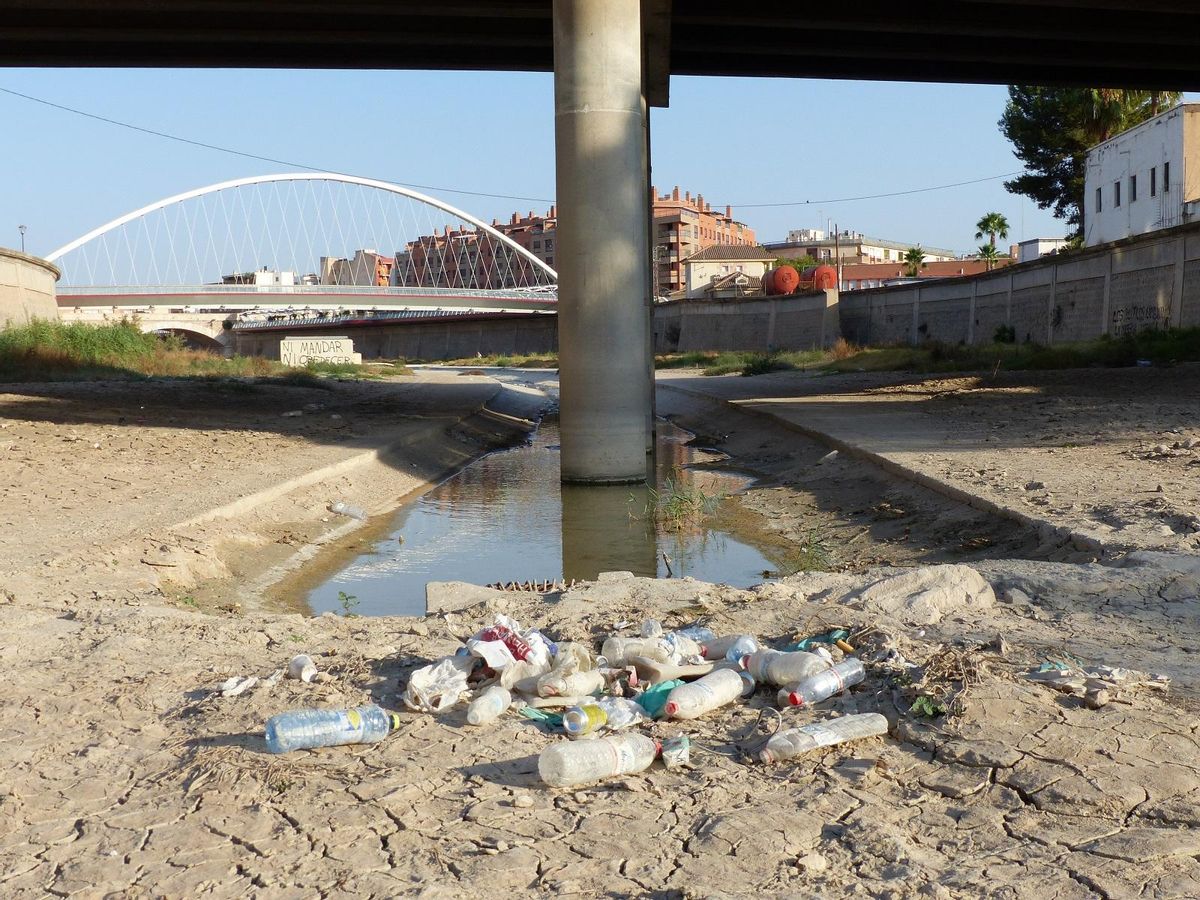 Restos de basura en el cauce urbano del Guadalentín.