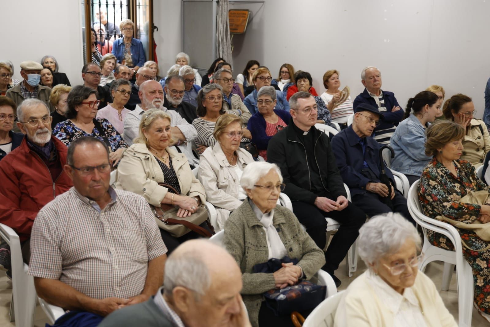 El cura y los vecinos protestan en el pleno de Foios