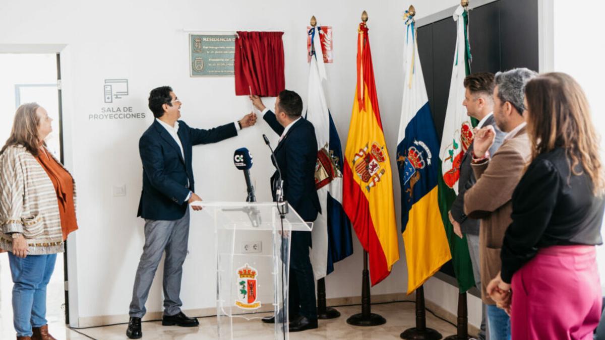 El presidente del Cabildo, Pedro Martín, y el alcalde victoriero, Juan Antonio García inauguraron la primera residencia del municipio con capacidad para 18 usuarios