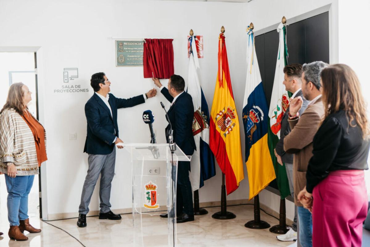 El presidente del Cabildo, Pedro Martín, y el alcalde victoriero, Juan Antonio García inauguraron la primera residencia del municipio con capacidad para 18 usuarios