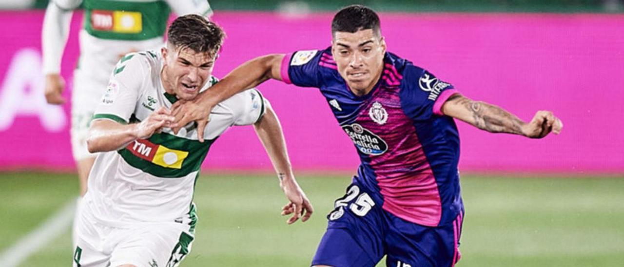 Lucas Olaza, junto a Raúl Guti, durante el Elche-Valladolid de la pasada temporada. | LALIGA