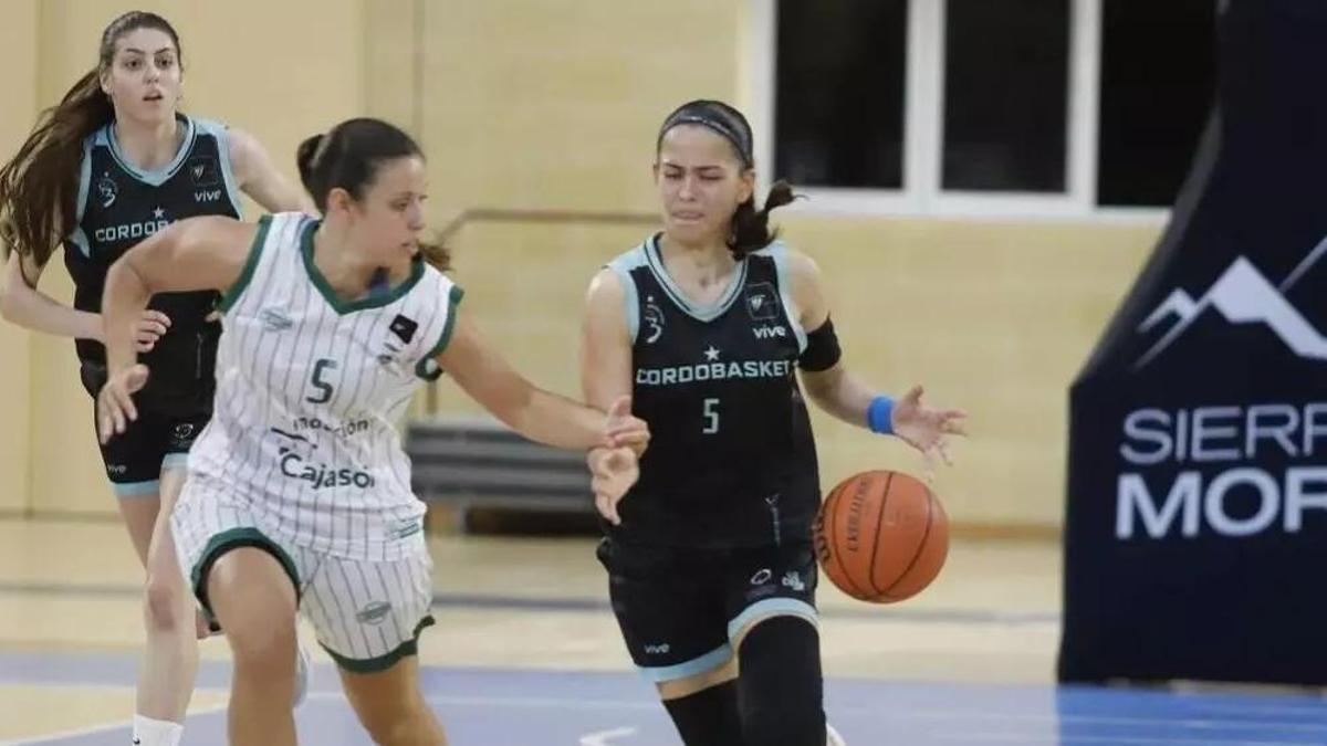 Marta Lopera, a la derecha, intenta superar a Marta Rubio en un derbi ante el Coto Córdoba.