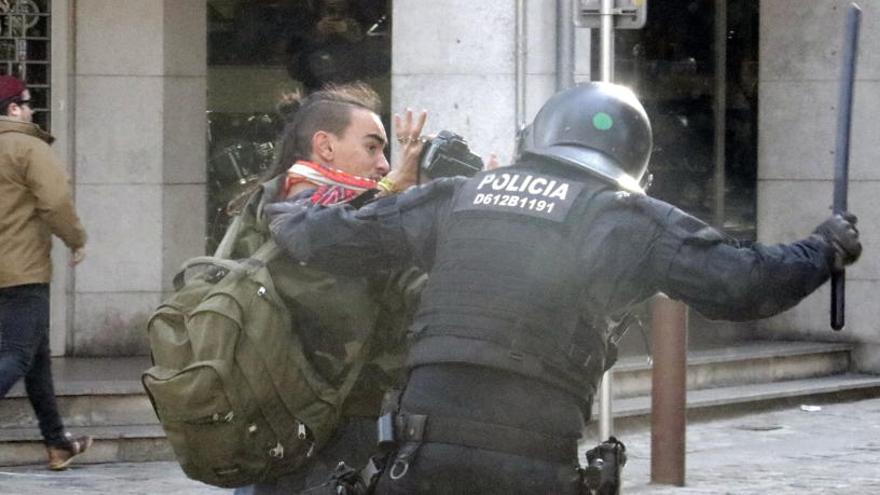 Un agent dels Mossos d&#039;Esquadra carregant a Girona