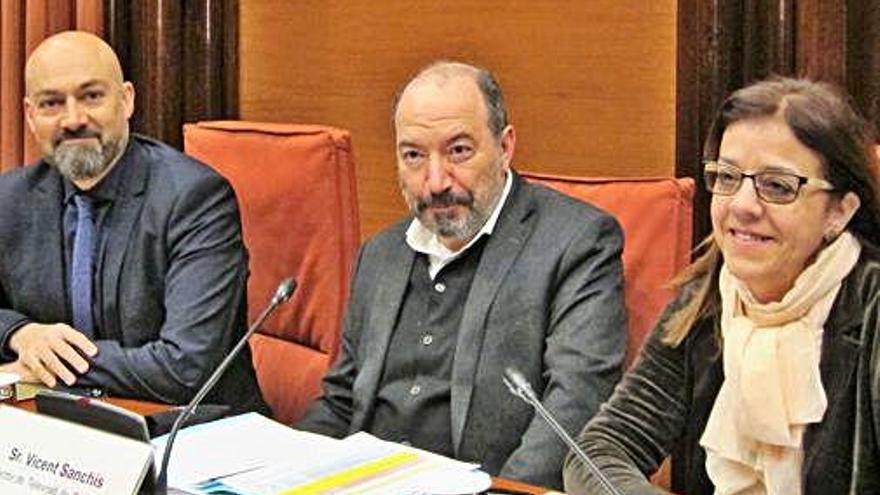 El director de TV3, Vicent Sanchis (centre), ahir al Parlament.