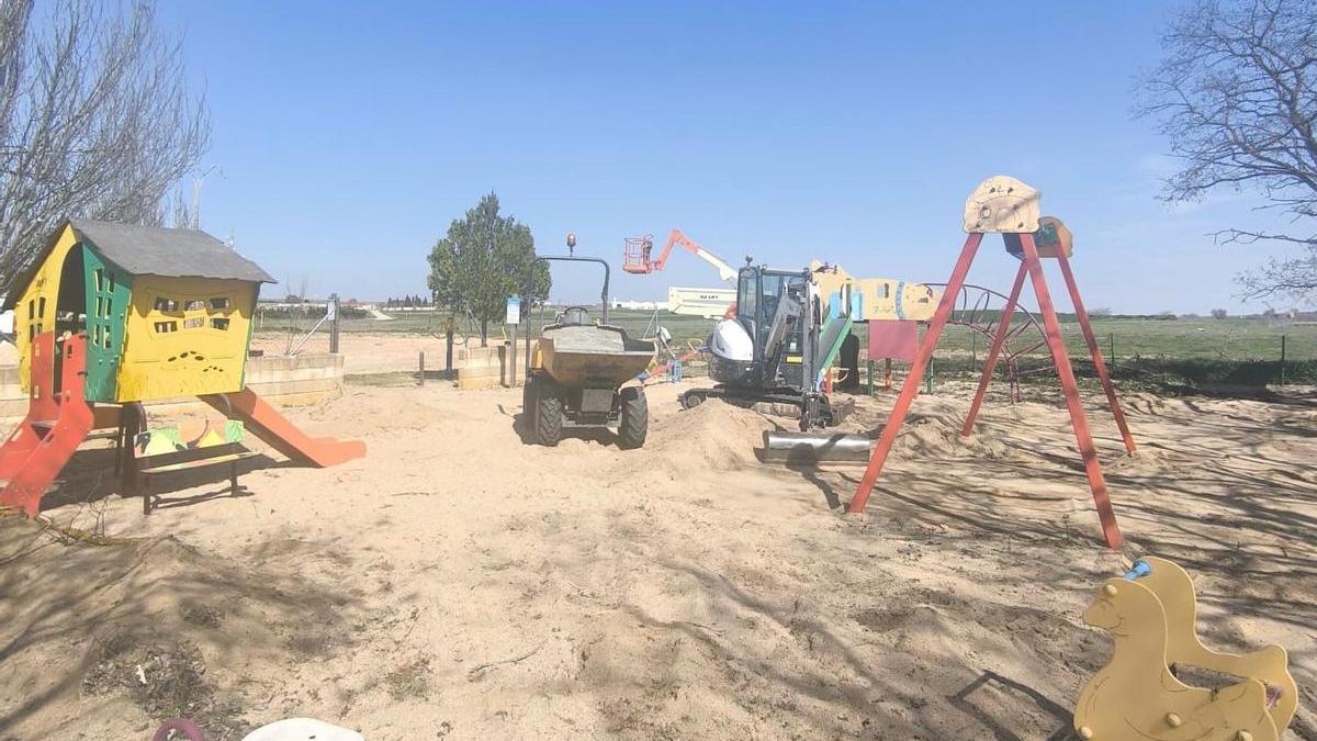 Obras de renovación en el parque infantil de Tagarabuena.