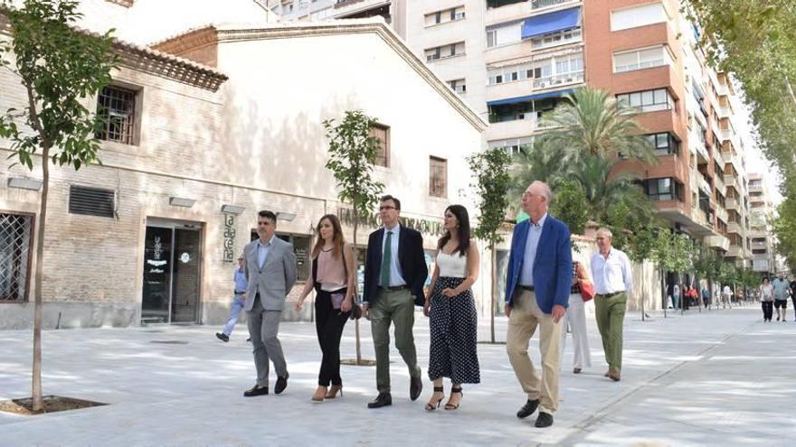 El alcalde Ballesta (centro) visitó ayer el entorno con la consejera de Turismo y Cultura y varios de sus concejales.