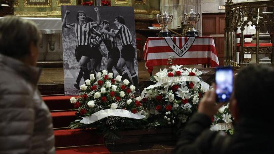 El Athletic en pleno despide a Txetxu Rojo