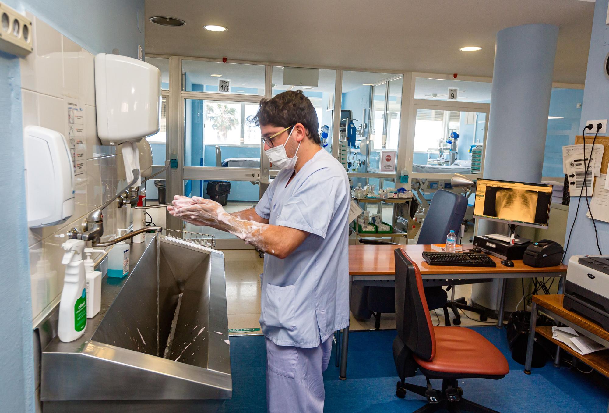 Los hospitales vacían sus unidades de críticos tras llegar a atender a la vez a 258 pacientes