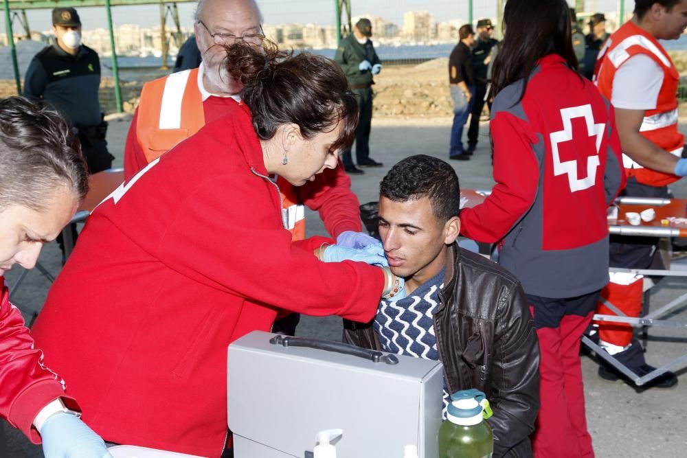 Acogida de los inmigrantes en el muelle de la Sal de Torrevieja por parte de la Cruz Roja