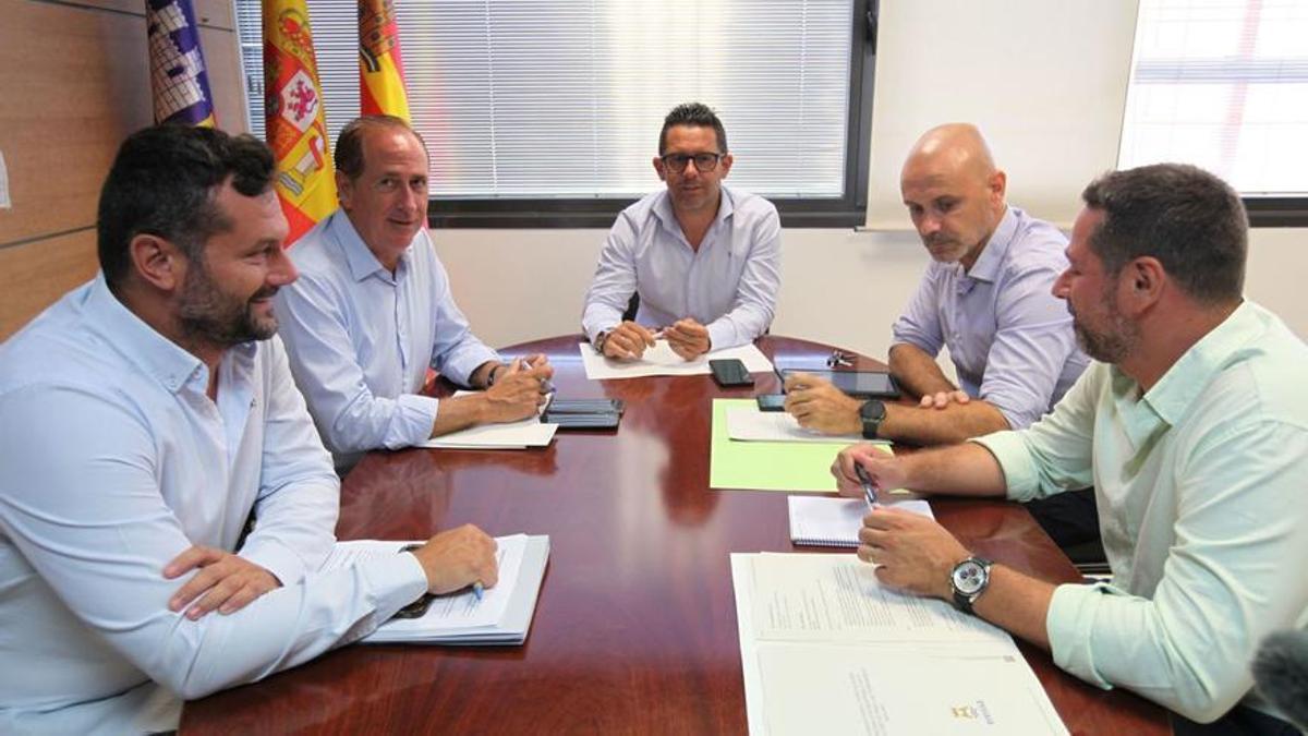 Imagen del encuentro entre los representantes del Ayuntamiento de Ibiza y del Govern balear.