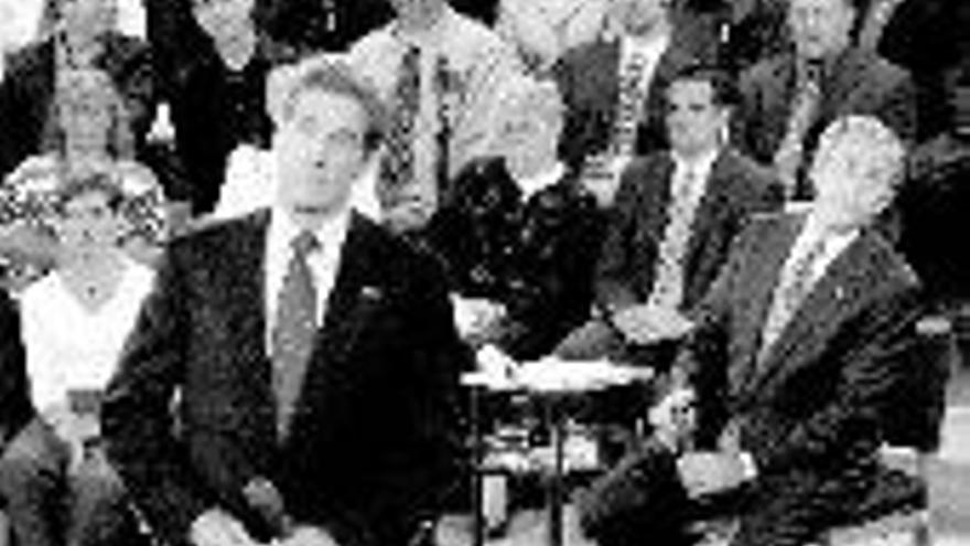Kerry gana el segundo debate y adelanta a Bush en los sondeos