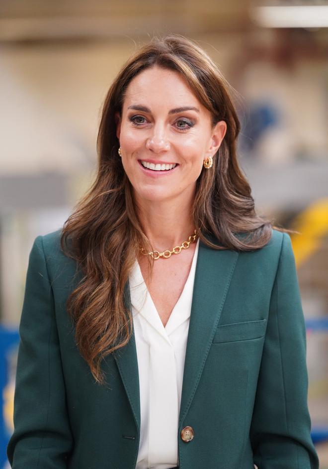 Detalle de las joyas de Kate Middleton durante una visita a Leeds