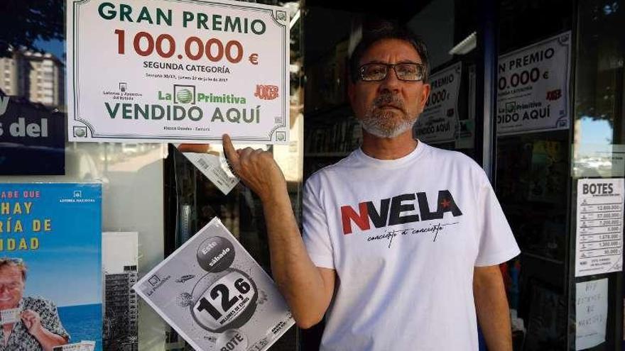 José Manuel Canas, con el cartel del premio.