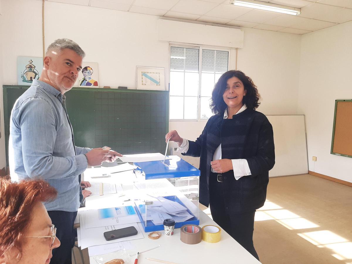 La portavoz y concejala del PP de Bueu, Elena Estévez, votando en el colegio electoral de Sanamedio, en Beluso.