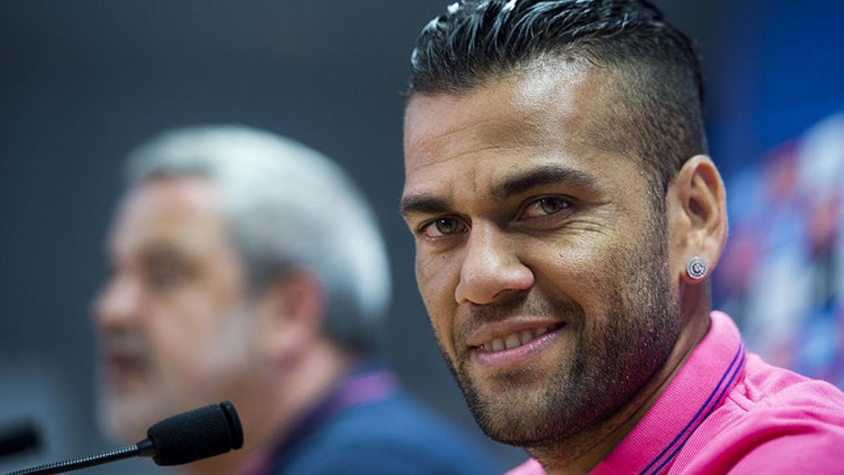 Dani Alves, durante la rueda de prensa que ha ofrecido al término del entrenamiento en la ciudad deportiva de Sant Joan Despí