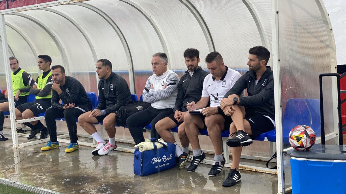 Emilio Tienza, a la derecha, en el banquillo el día del debut.