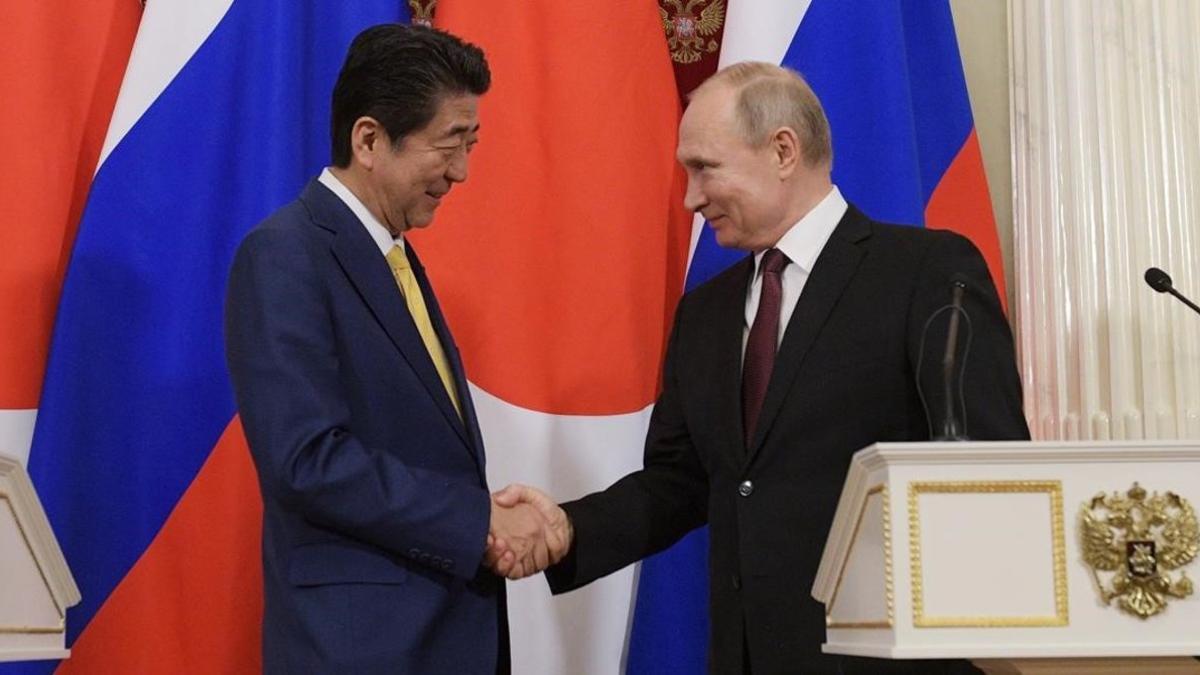 zentauroepp46659594 russian president vladimir putin and japanese prime minister190122191800