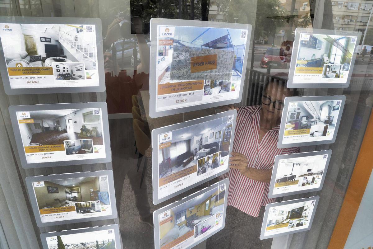 Viviendas anunciadas en el escaparate de una inmobiliaria de Córdoba capital.
