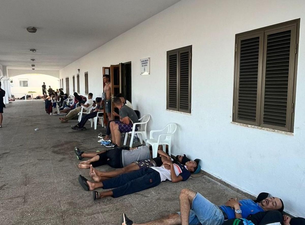 Migrantes descansando el pasado miércoles en el puerto de la Savina. | JAVI PAREJO