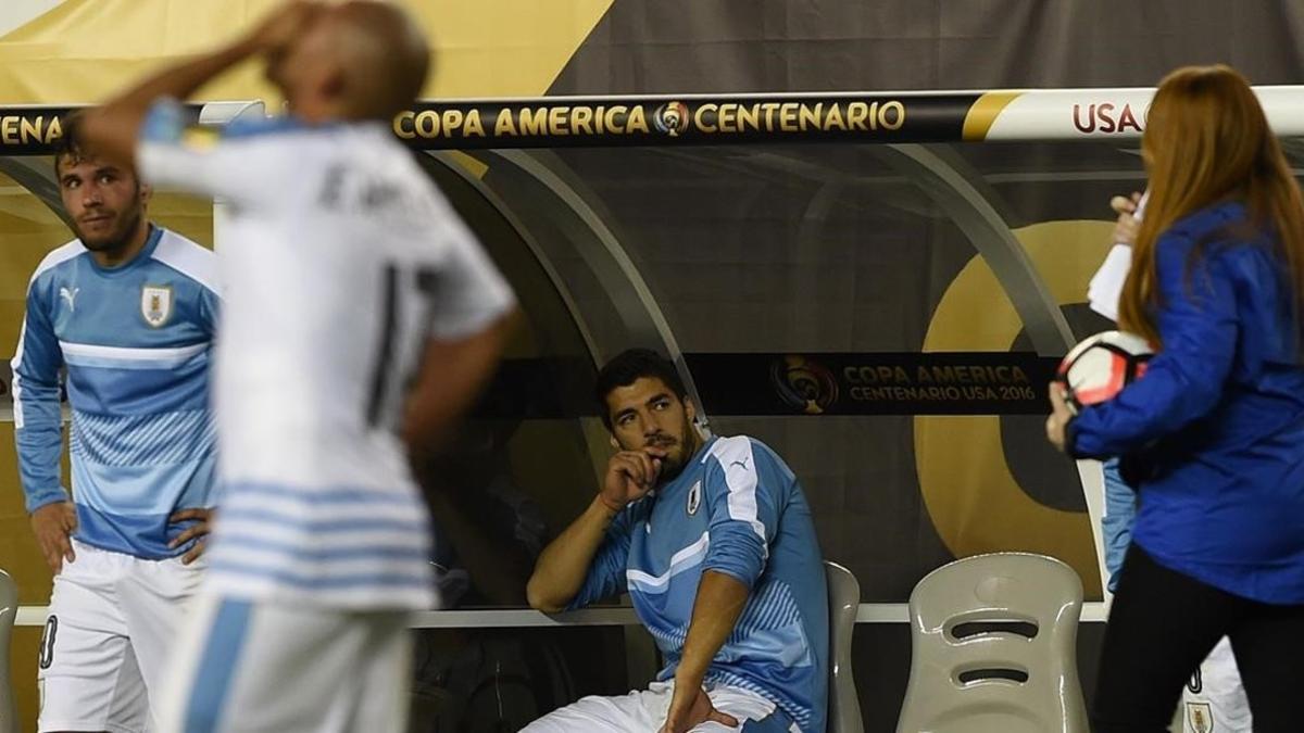 Luis Suárez, enfadado en el banquillo, durante el Uruguay-Venezuela.
