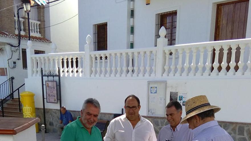 El candidato del PSOE al Senado por Málaga, Francisco Muñoz durante su visita a Iznate.