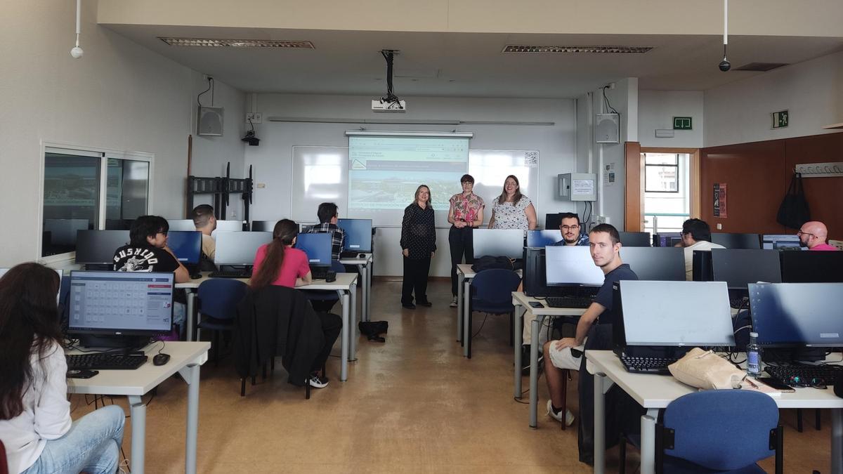 Un curso para personas con discapacidad organizado en la UA, en imagen de archivo.