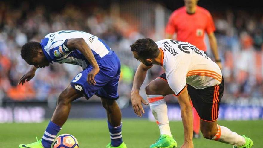 Marlos Moreno, ante Montoya, ayer en Mestalla.