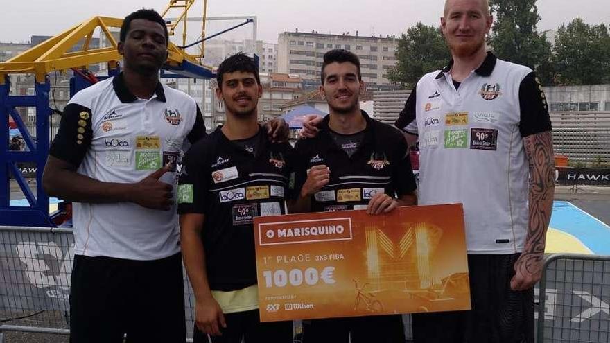 Gullit Mukendi, Pablo Córdoba, Álex Rubiera y Robert Swift, con el cheque de vencedores del torneo vigués.