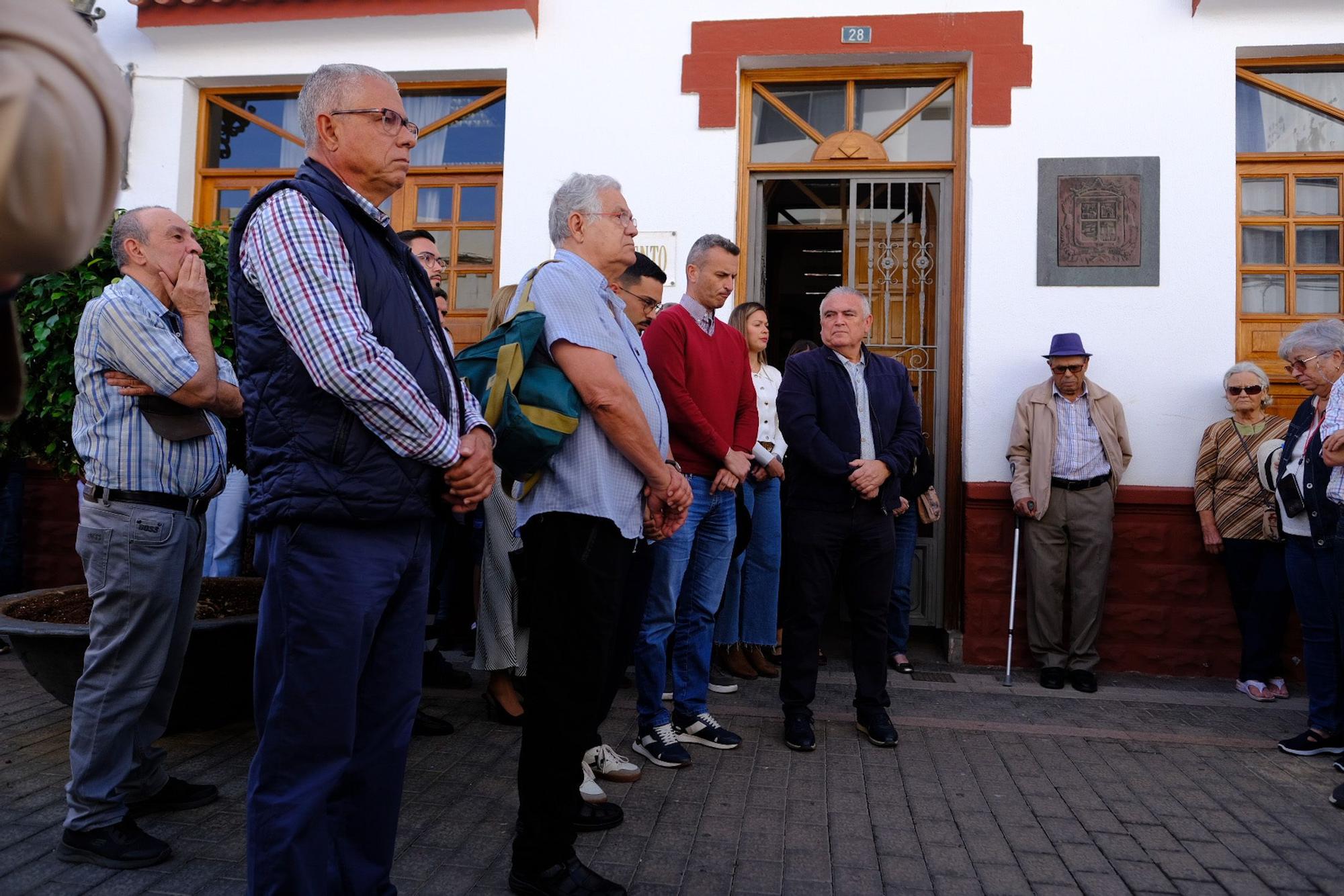 Minuto de silencio y último adiós a la mujer asesinada en La Aldea