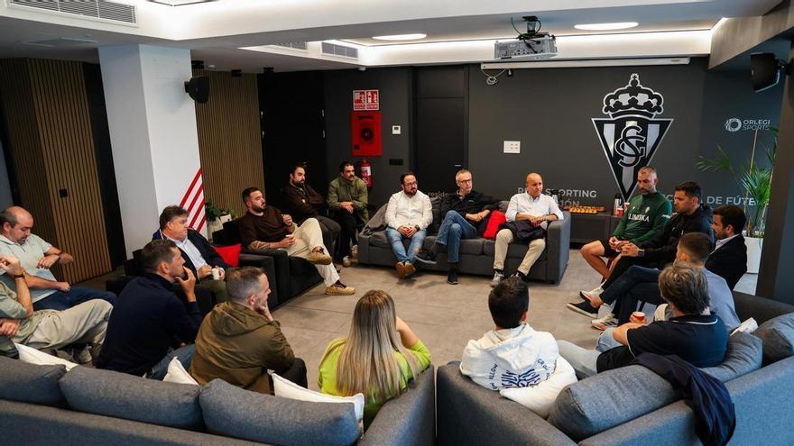 El Sporting y su singular gesto en Mareo: encuentro con Larcamón abierto al debate y con un claro objetivo